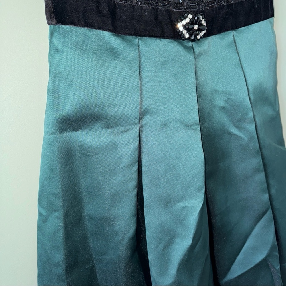 Ignite Evenings Black Sequin with Emerald Skirt Sleeveless Formal Short Dress 8 - Picture 5 of 10